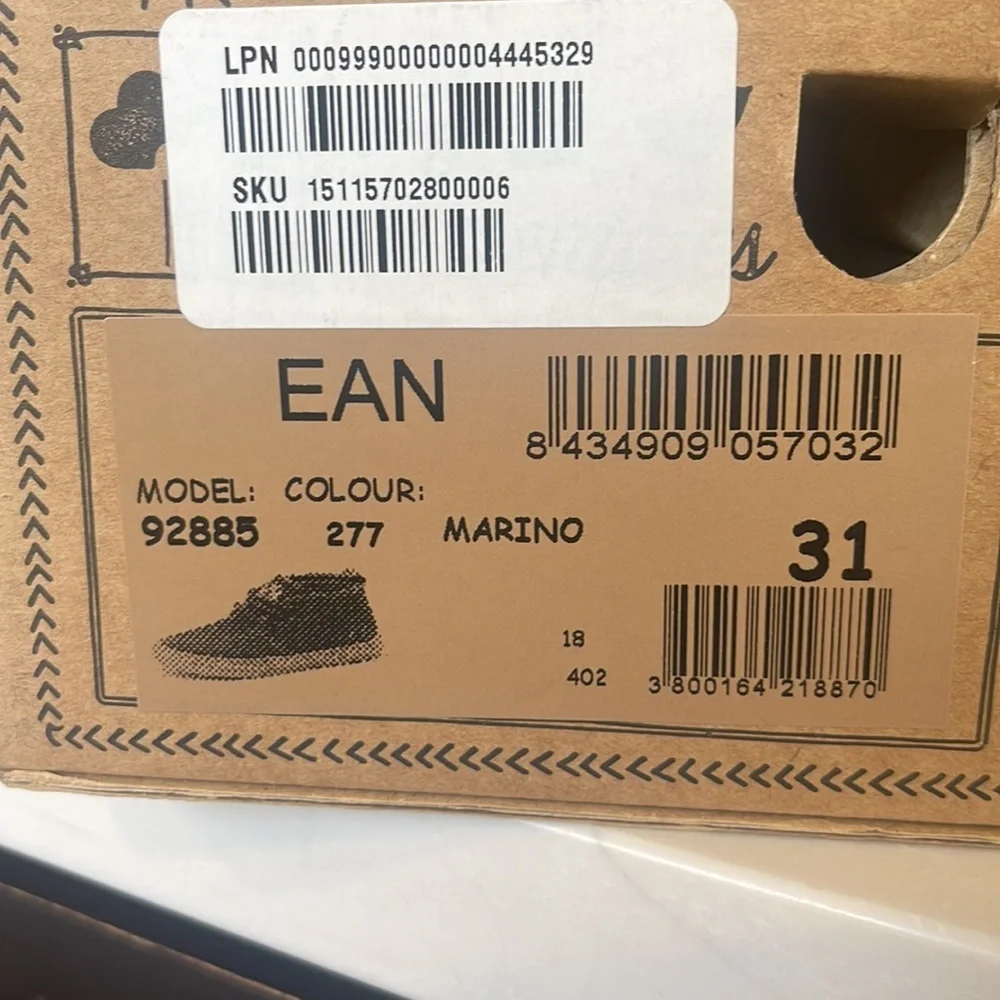 NWT Cienta Boys Lace up Shoe in Suede